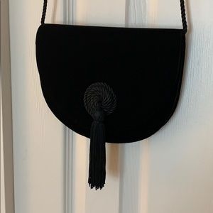 Rounded evening clutch w/ strap 🖤
